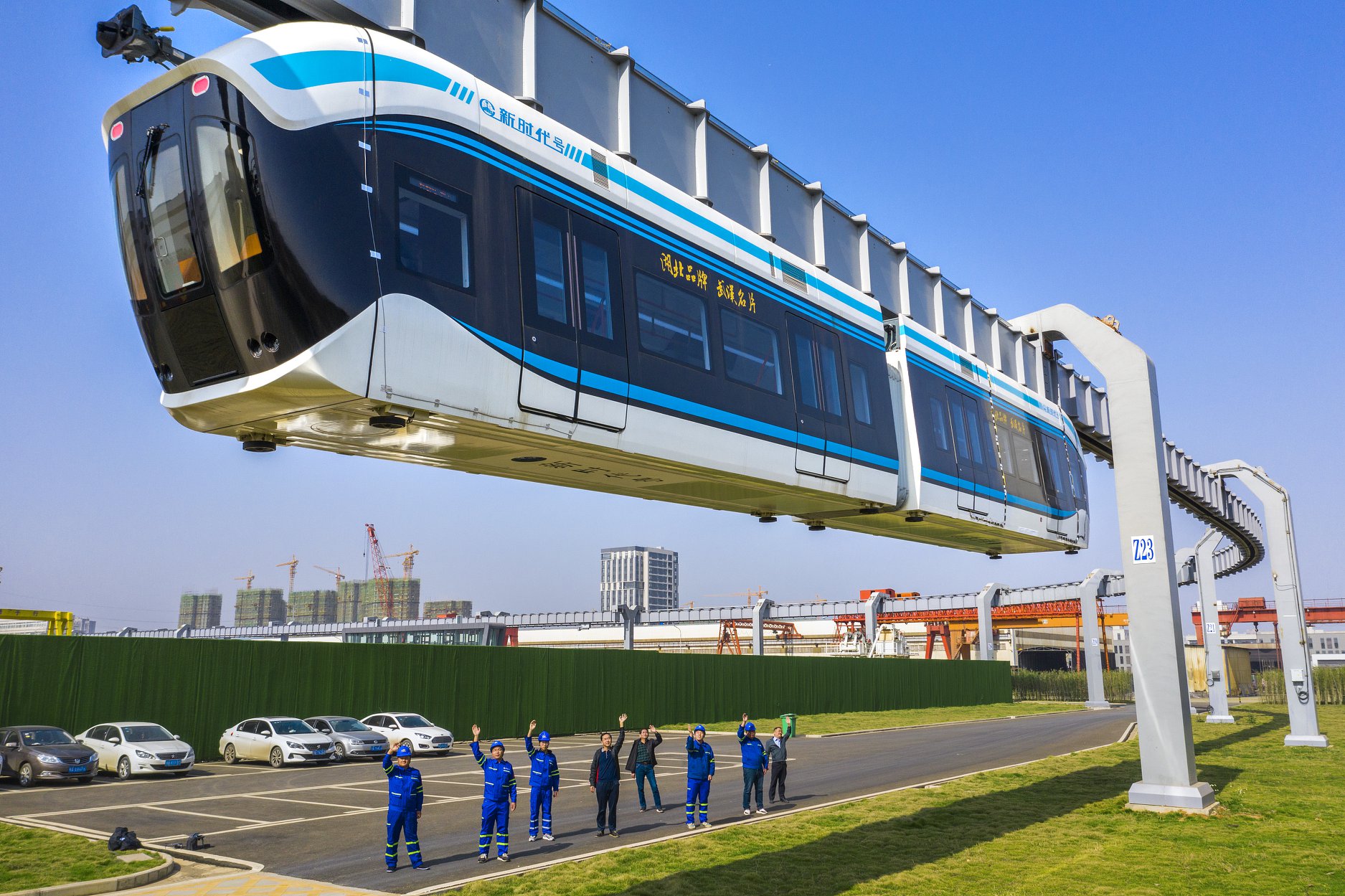 У Китаї відбулися успішні випробування першого безпілотного підвісного потяга: фото