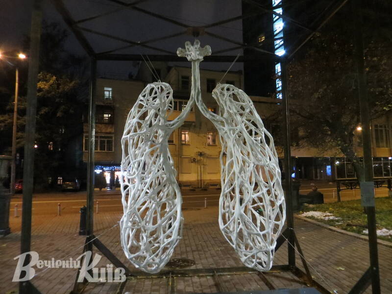 У Маріїнському парку з'явилася скульптура легенів, які розмовляють