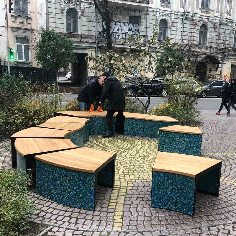 У Києві встановлюють лавиці з переробленого пластику: фото