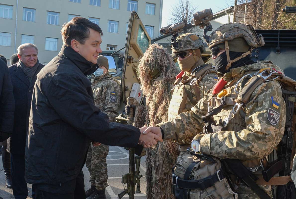 Разумков заявив, що кількість військових, що заступає на бойове чергування, має дорівнювати кількості, що повертається