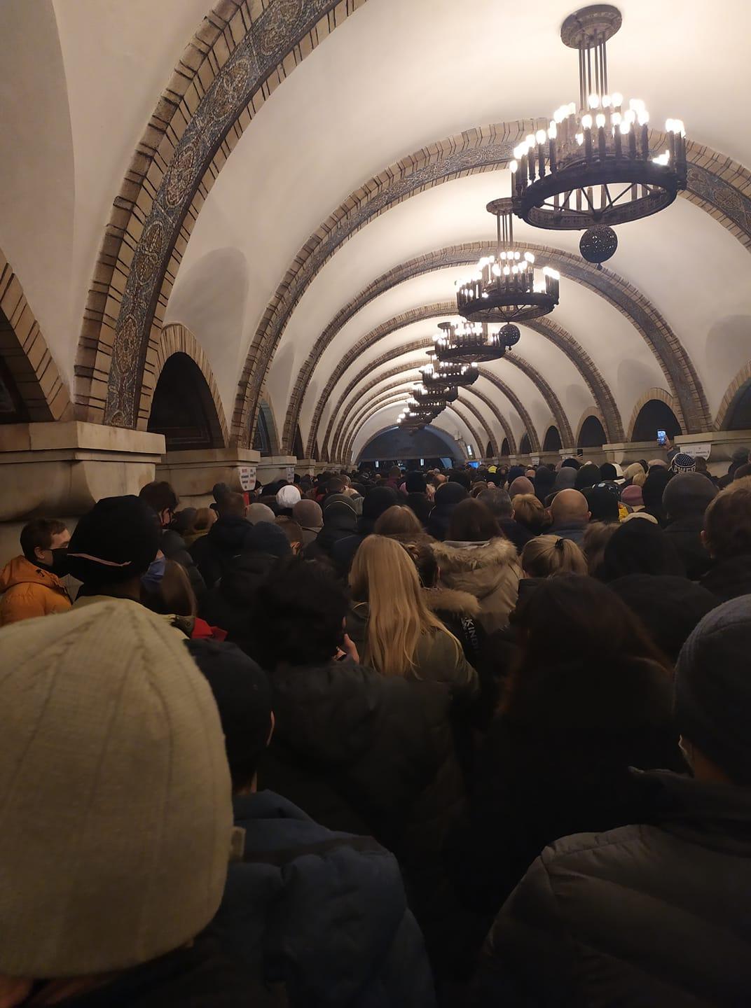 Скупчення тисяч пасажирів: у мережі показали переповнені станції метро в Києві