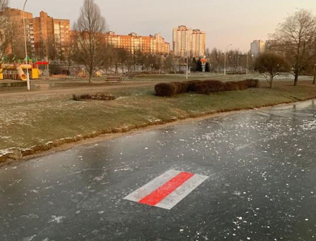 Крижаний біло-червоно-білий прапор у Мінську