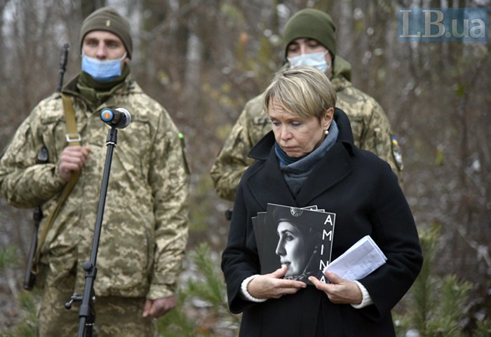 На Київщині відкрили пам'ятний знак на честь Аміни Окуєвої