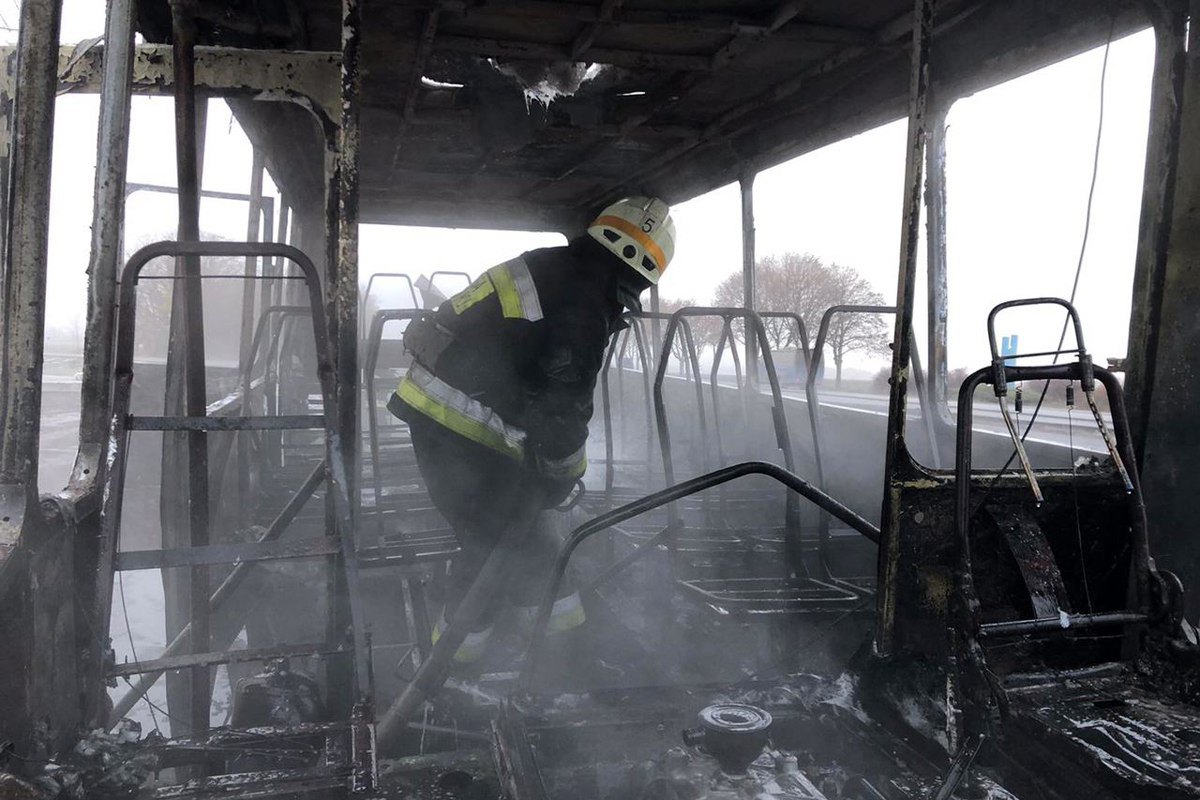 На трасі Дніпро-Кривий Ріг загорівся автобус з пасажирами
