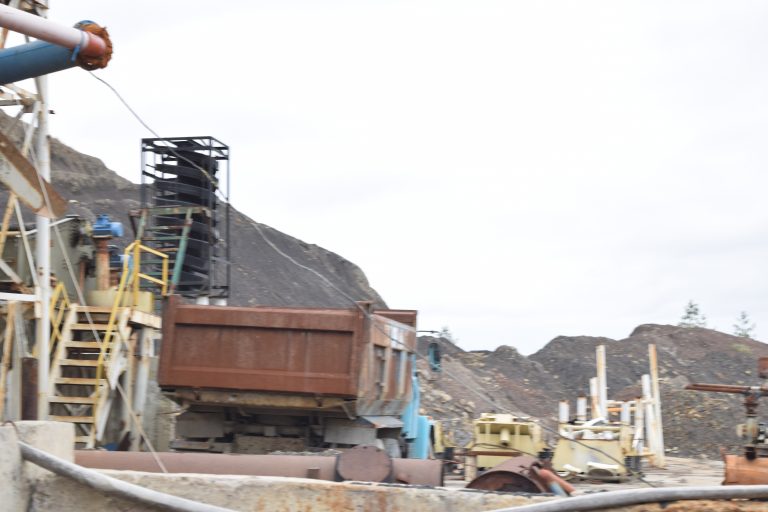 На Луганщині переселенець встановлюватиме сонячні панелі на відвалах колишньої шахти: фото