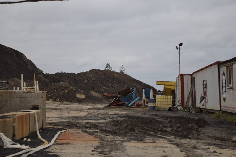 На Луганщині переселенець встановлюватиме сонячні панелі на відвалах колишньої шахти: фото