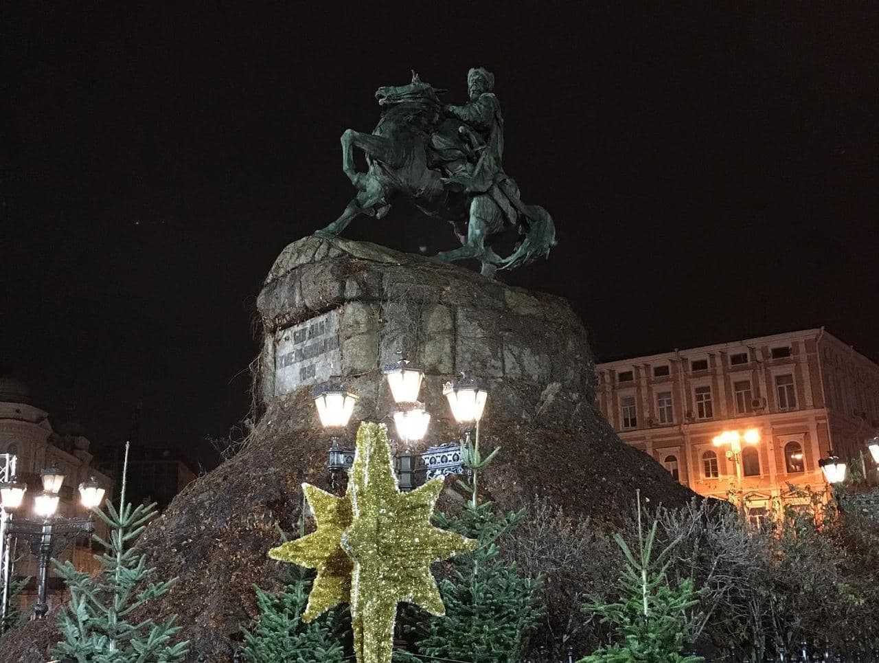 У День Святого Миколая в Києві засвітили головну ялинку країни: фото