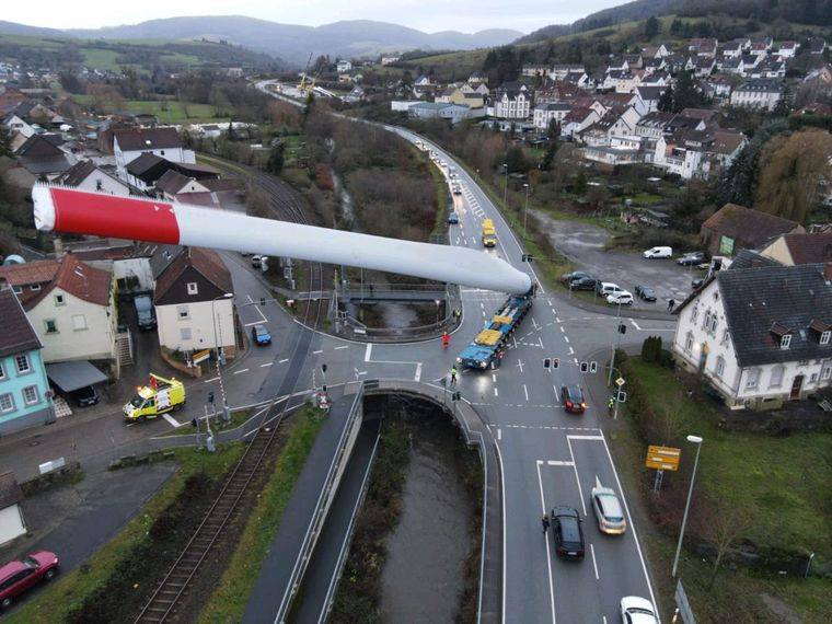 Компанія з Люксембургу показала, як перевозить лопать вітрогенератора довжиною 67 метрів: вражаючі фото