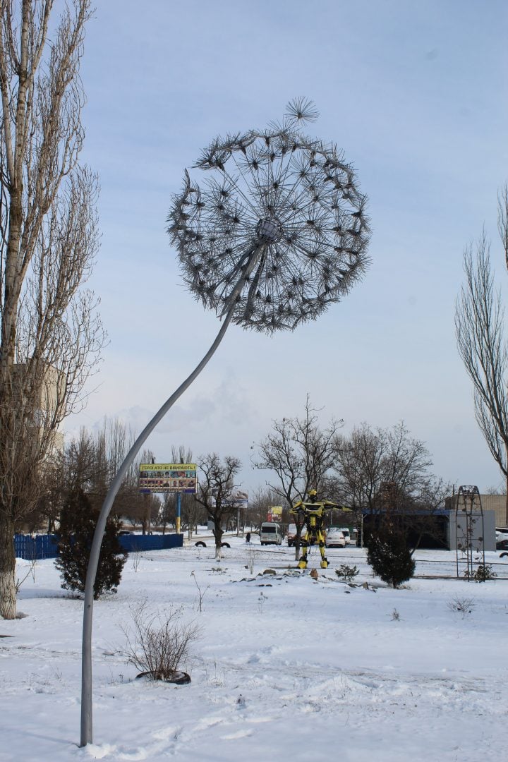 У Бердянську з'явилася 4-метрова скульптура кульбаби: фото