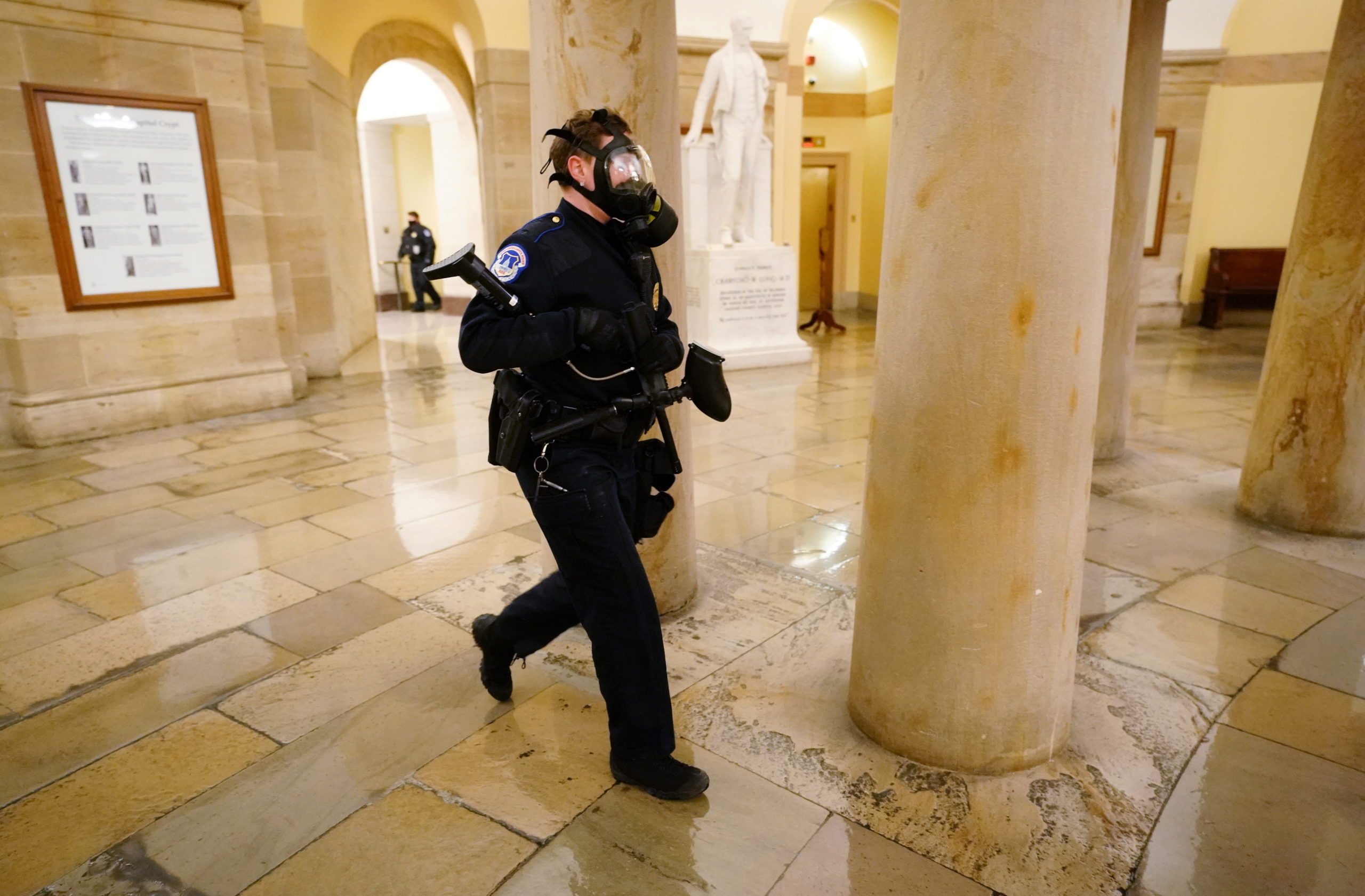 Прихильники Трампа увірвалися в будівлю Конгресу США, Пенс евакуйований з Капітолію