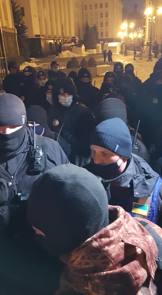 Волю Стерненку: у Києві поліція перекрила доступ до Банкової, в людей перевіряють сумки