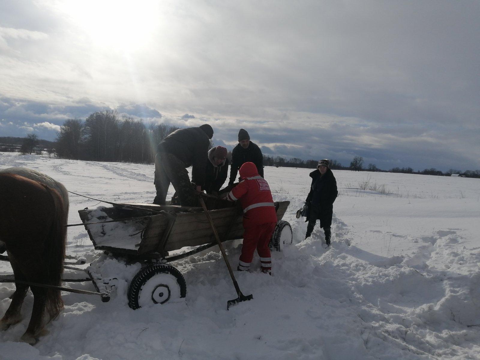 На Житомирщині через снігові замети хвору дівчину госпіталізували підводою