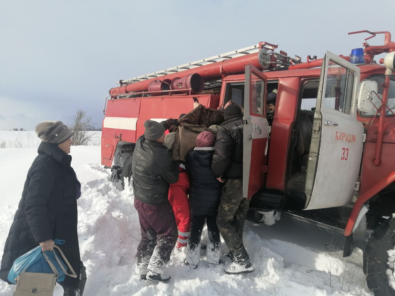 На Житомирщині через снігові замети хвору дівчину госпіталізували підводою