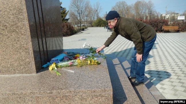 В окупованому Криму до пам'ятника Шевченку кладуть квіти в кольорах українського прапора