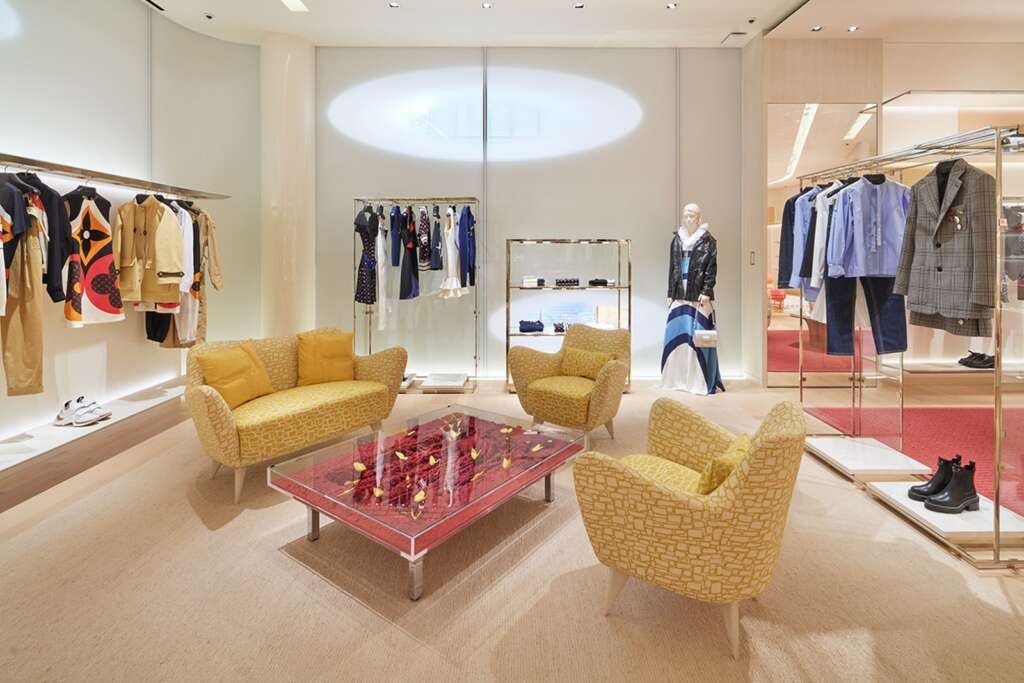 Louis Vuitton відкрив в Японії магазин, фасад якого імітує поверхню води_08