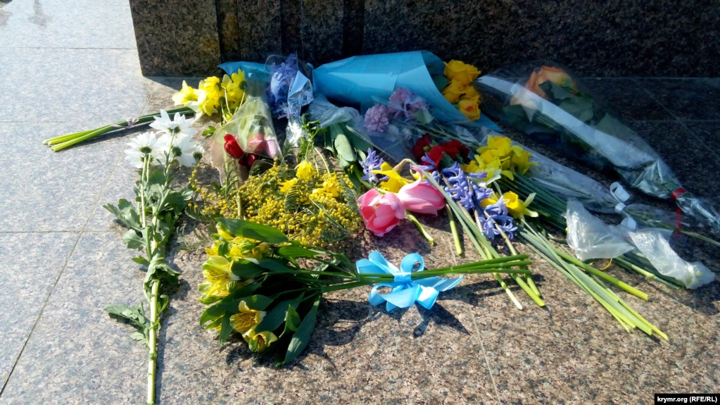 В окупованому Криму до пам'ятника Шевченку кладуть квіти в кольорах українського прапора