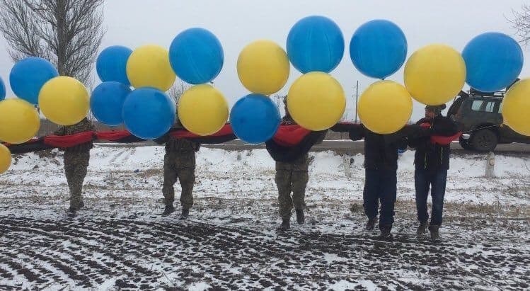 Над Донбасом запустили величезний український прапор: фото