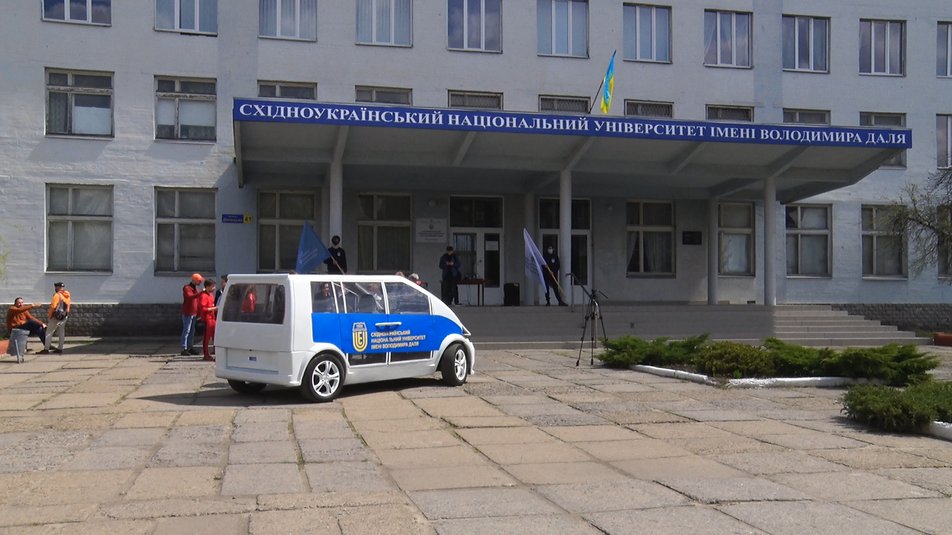 На Луганщині презентували електромобіль