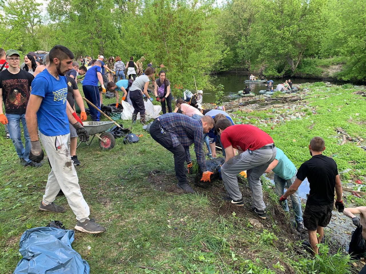 екоактивісти очищають річку Уди