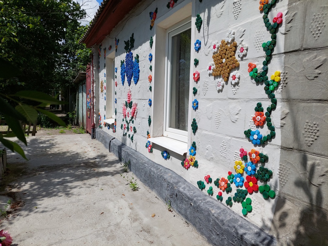 У Кропивницькому стіни будинку прикрасили орнаментами з пластикових кришок2