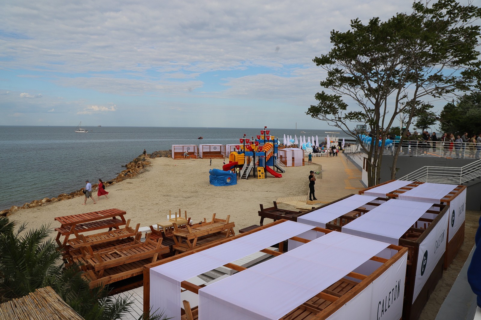 В Одессе открыли инклюзивный пляж с пандусами и лифтом