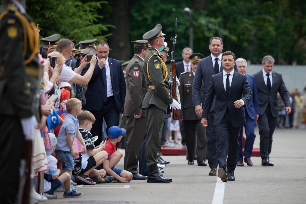 Зеленський вручив дипломи випускникам Національного університету оборони імені Івана Черняховського