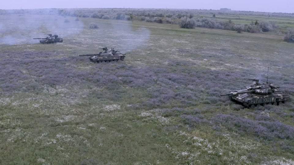 українські танкісти відточують навички зі швидкісного водіння бойових машин