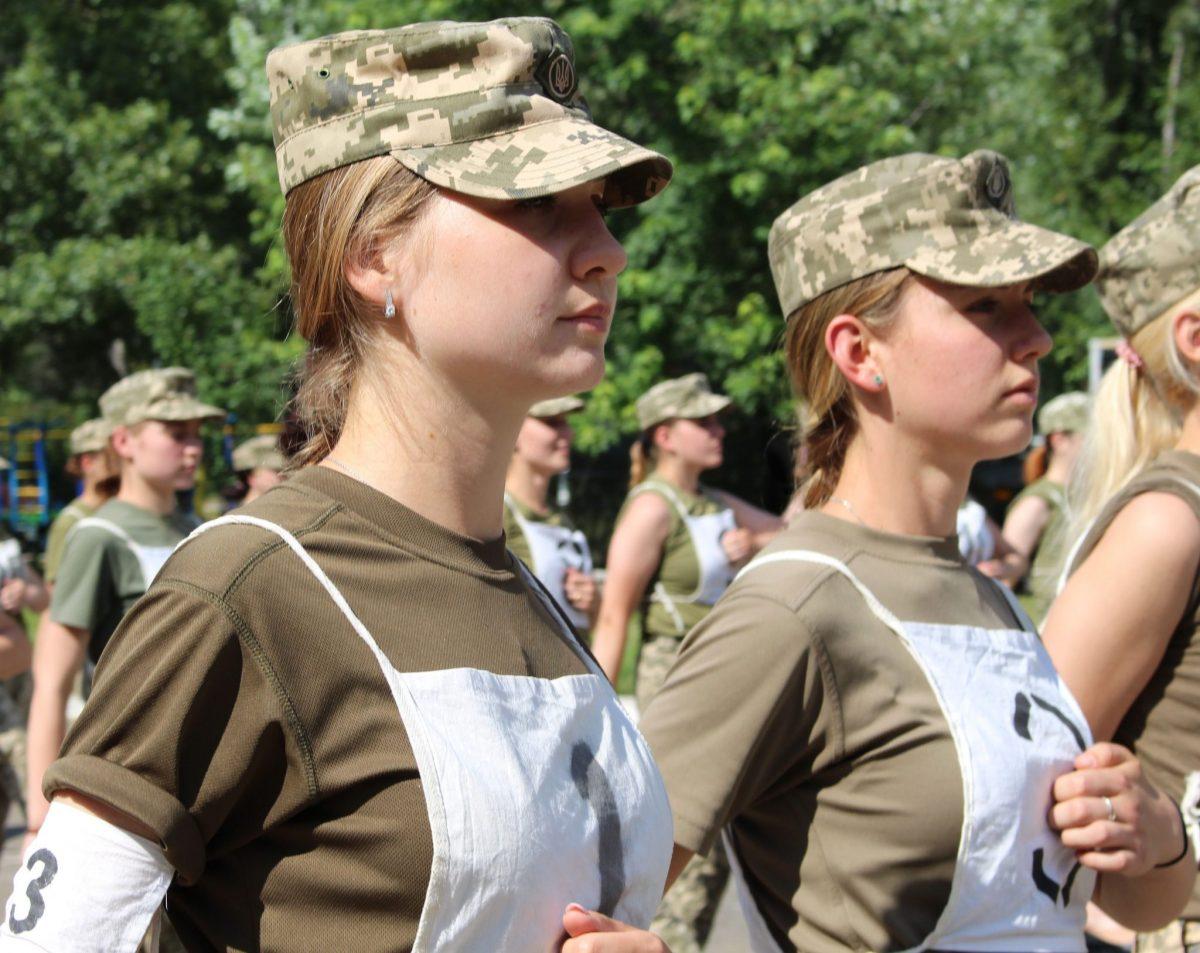 дівчата на каблуках армія