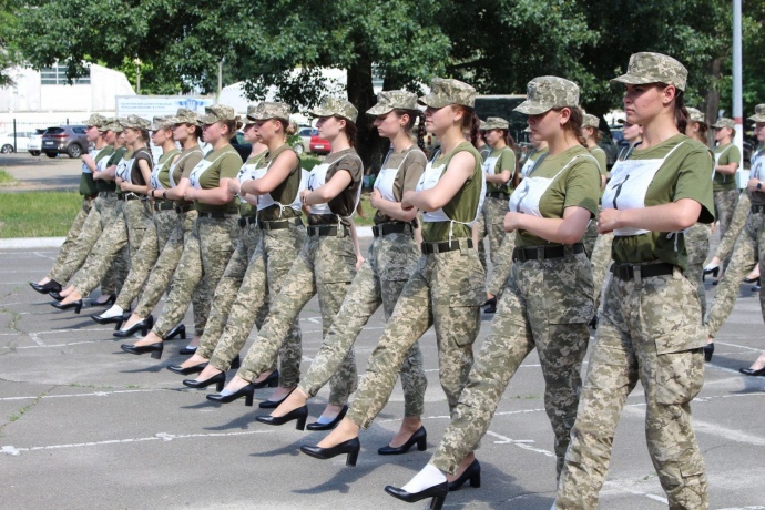 дівчата на каблуках армія