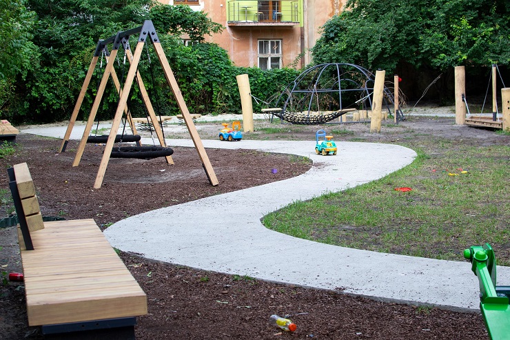 Как детские площадки становятся экологичными: дерево и вода вместо пластика и металла