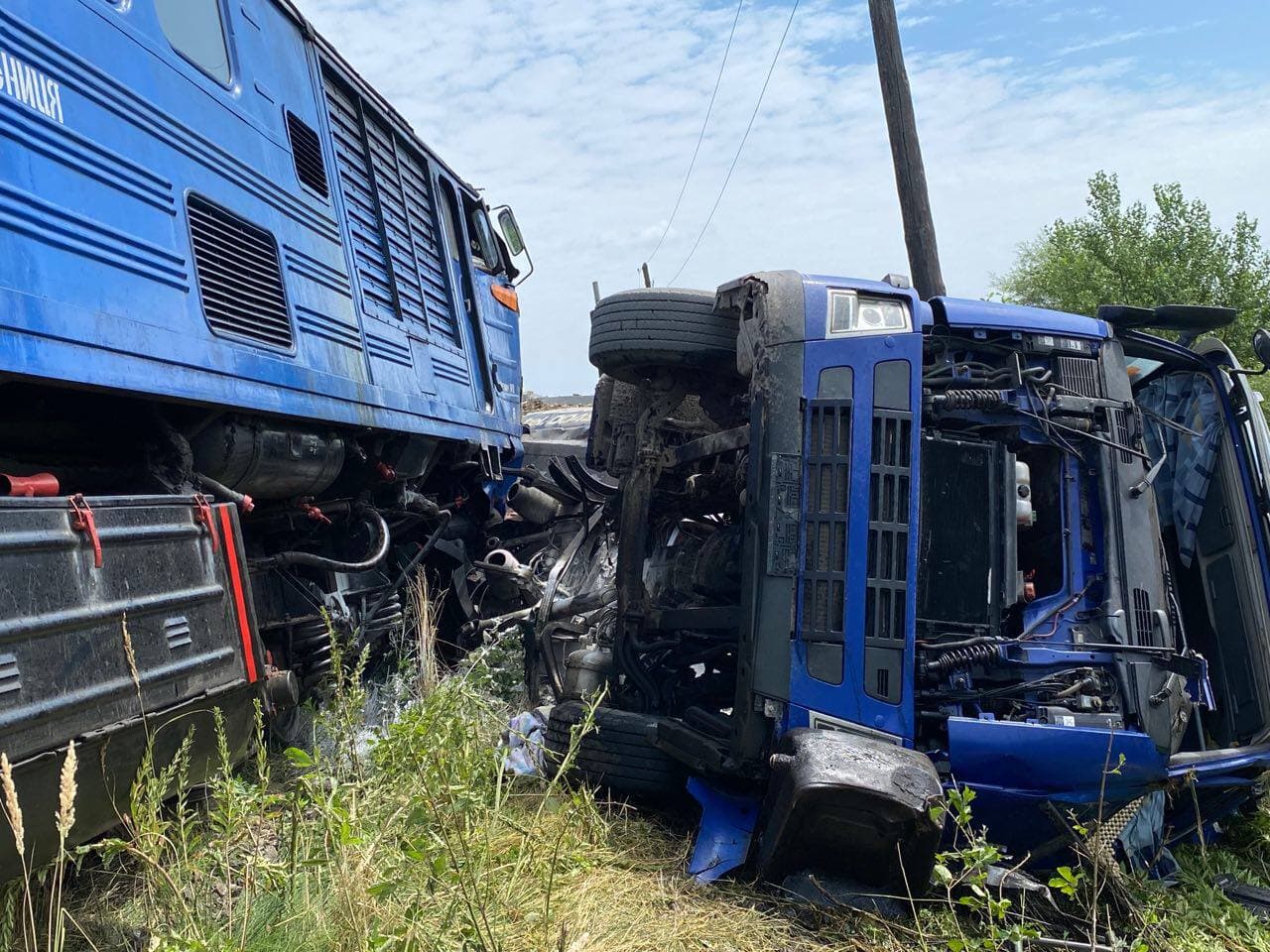 Потяг збив вантажівку на Закарпатті