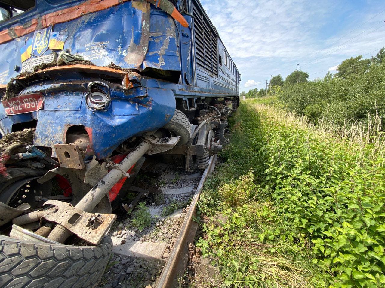 Потяг збив вантажівку на Закарпатті