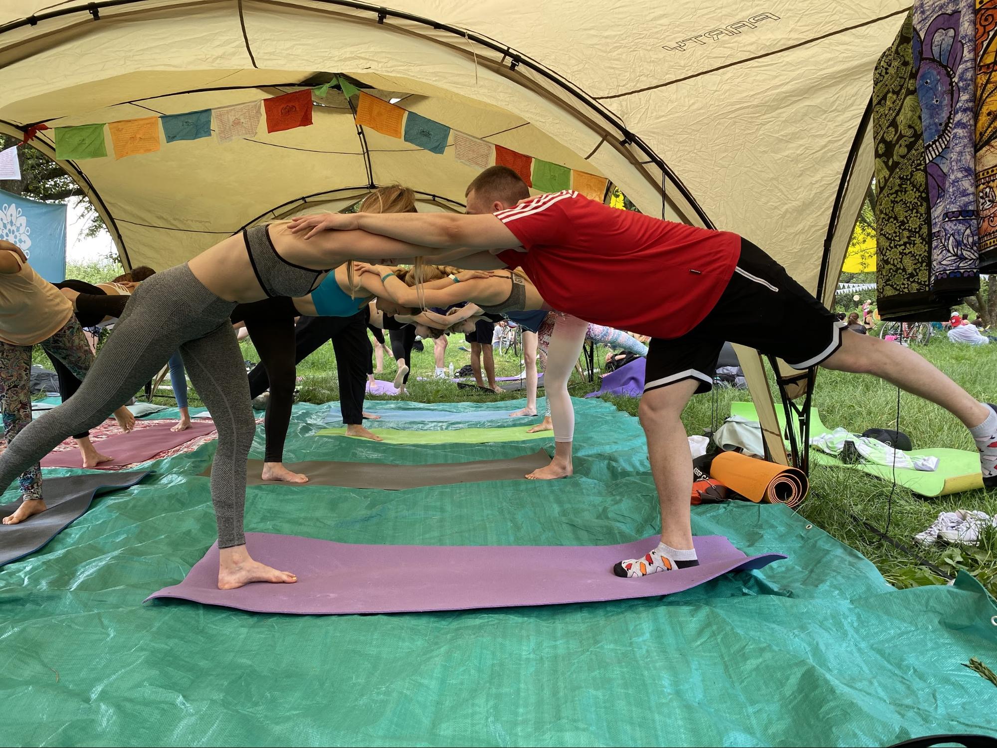любители йоги устроили масштабный йога-пикник