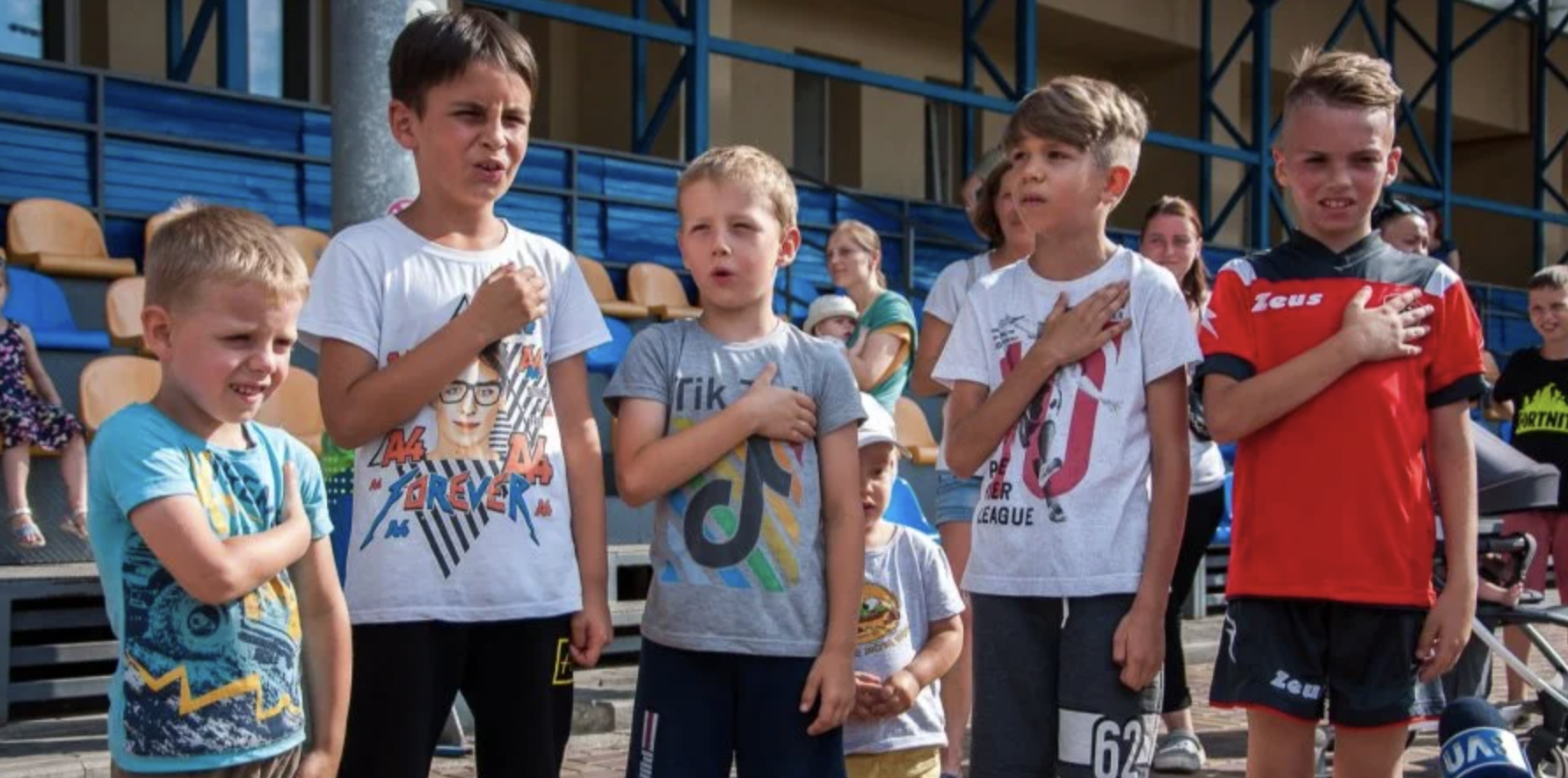 Юним футболістам з Троєщини, які співали гімн перед грою, зробили сюрприз