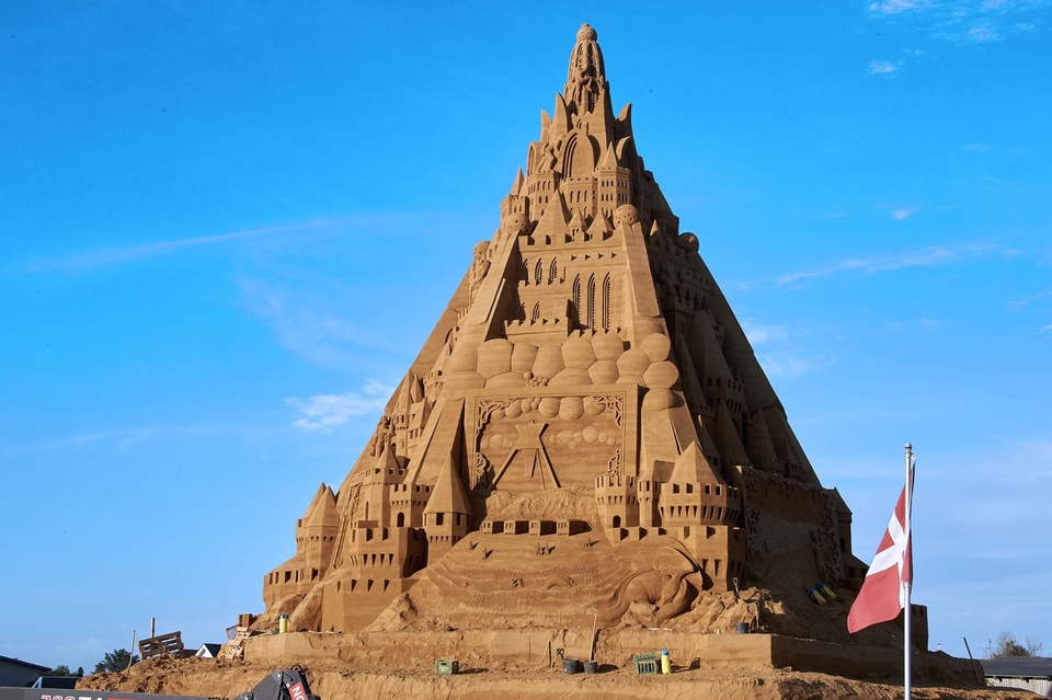 У Данії створили замок із піску висотою в рекордні понад 21 метр