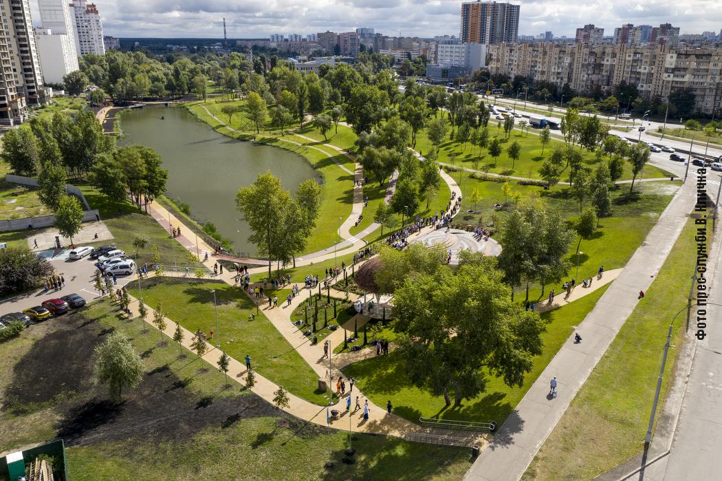 На Троєщині побудували новий парк біля озера