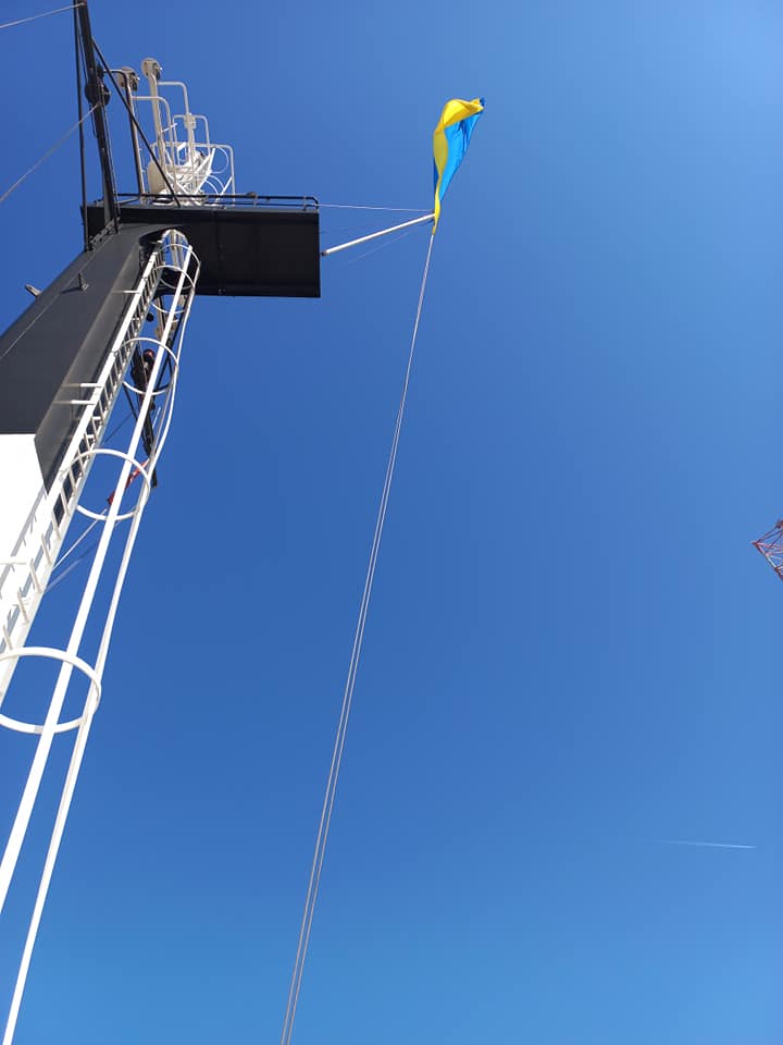Над українським криголамом підняли синьо-жовтий прапор