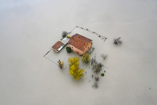 Сильный разлив реки Панаро возле Модены, Италия