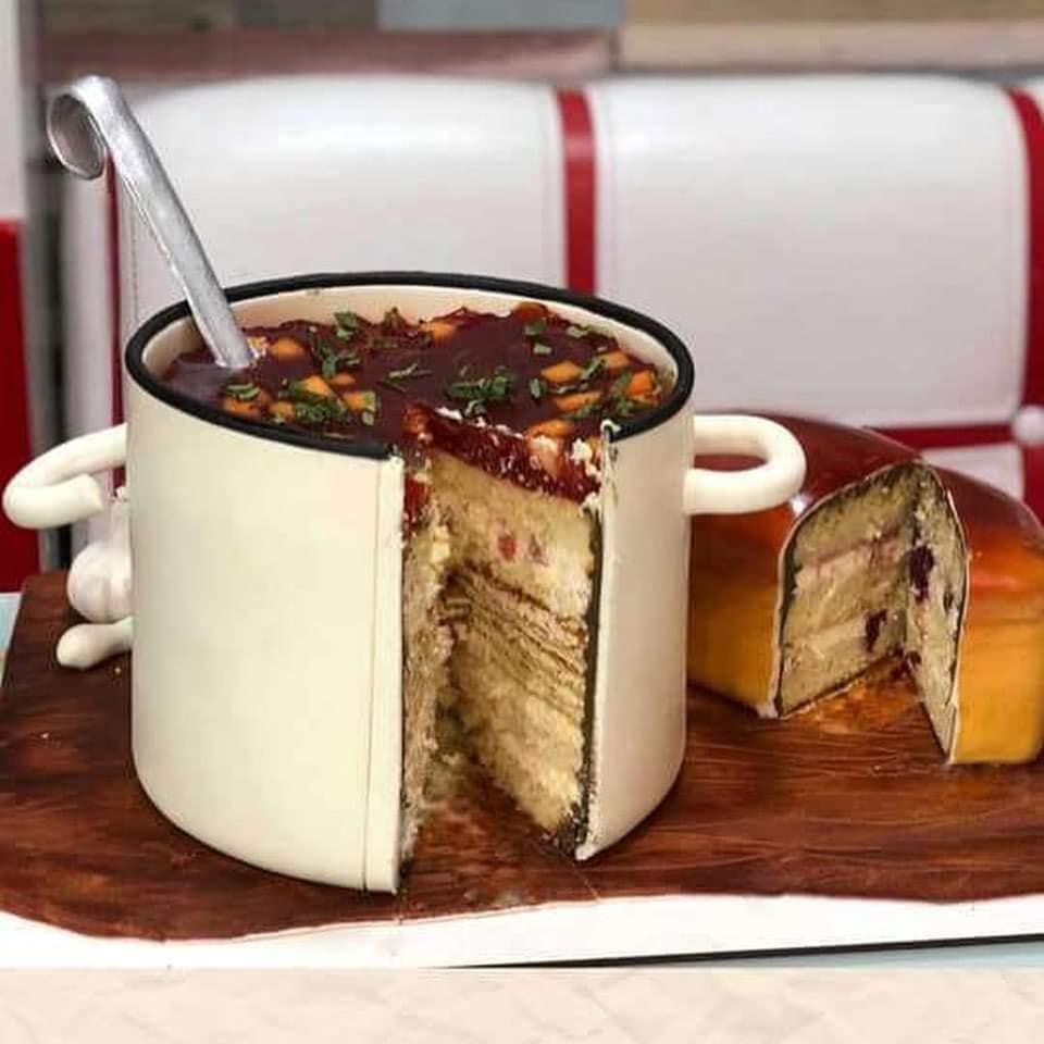 торт у формі каструлі з борщем