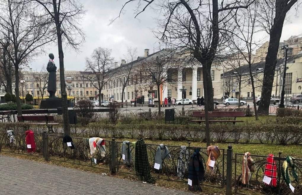 У Києві на парканах з'явилися шарфи1