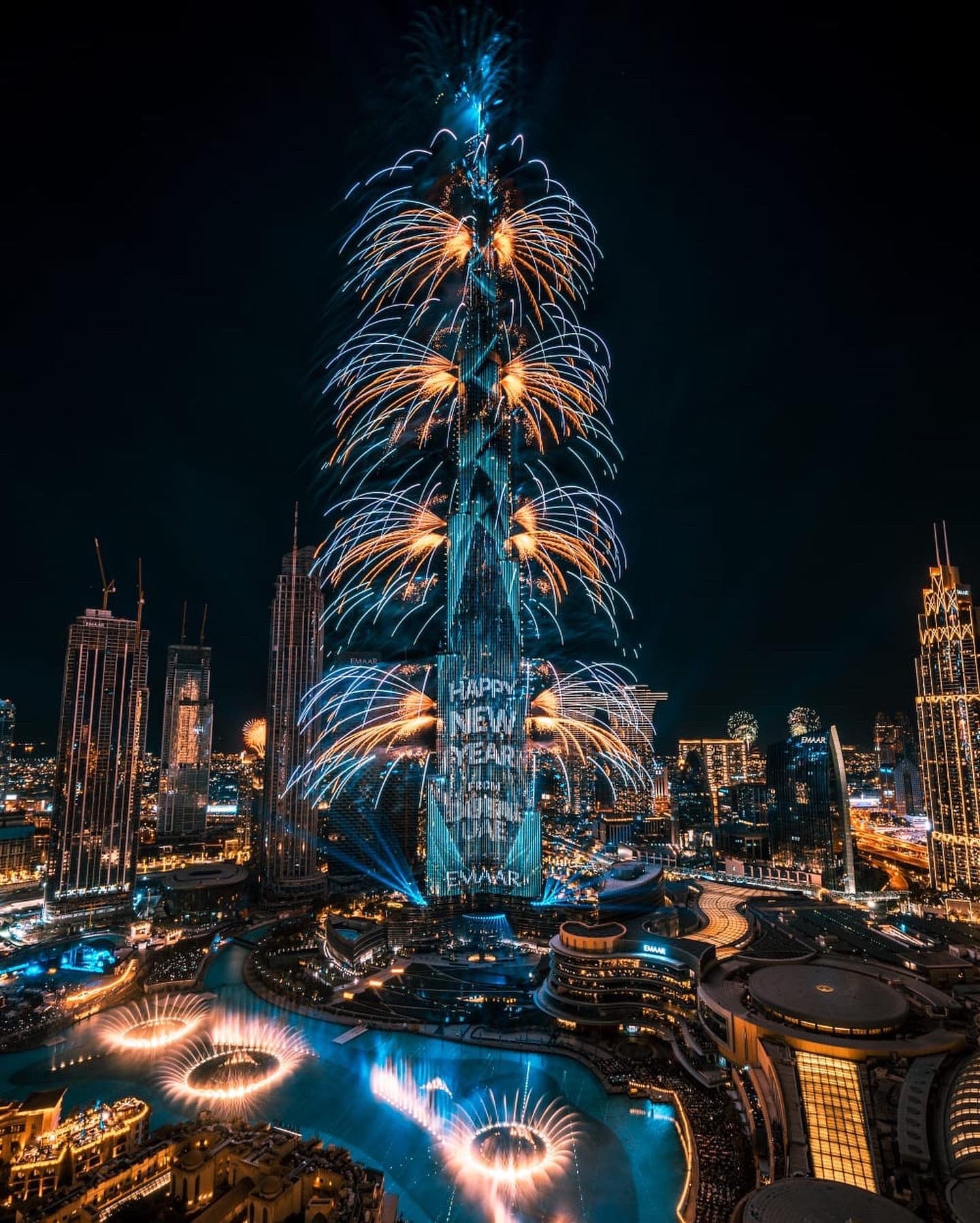 Українці новорічне LED-шоу на найвищій будівлі світу в Дубаї