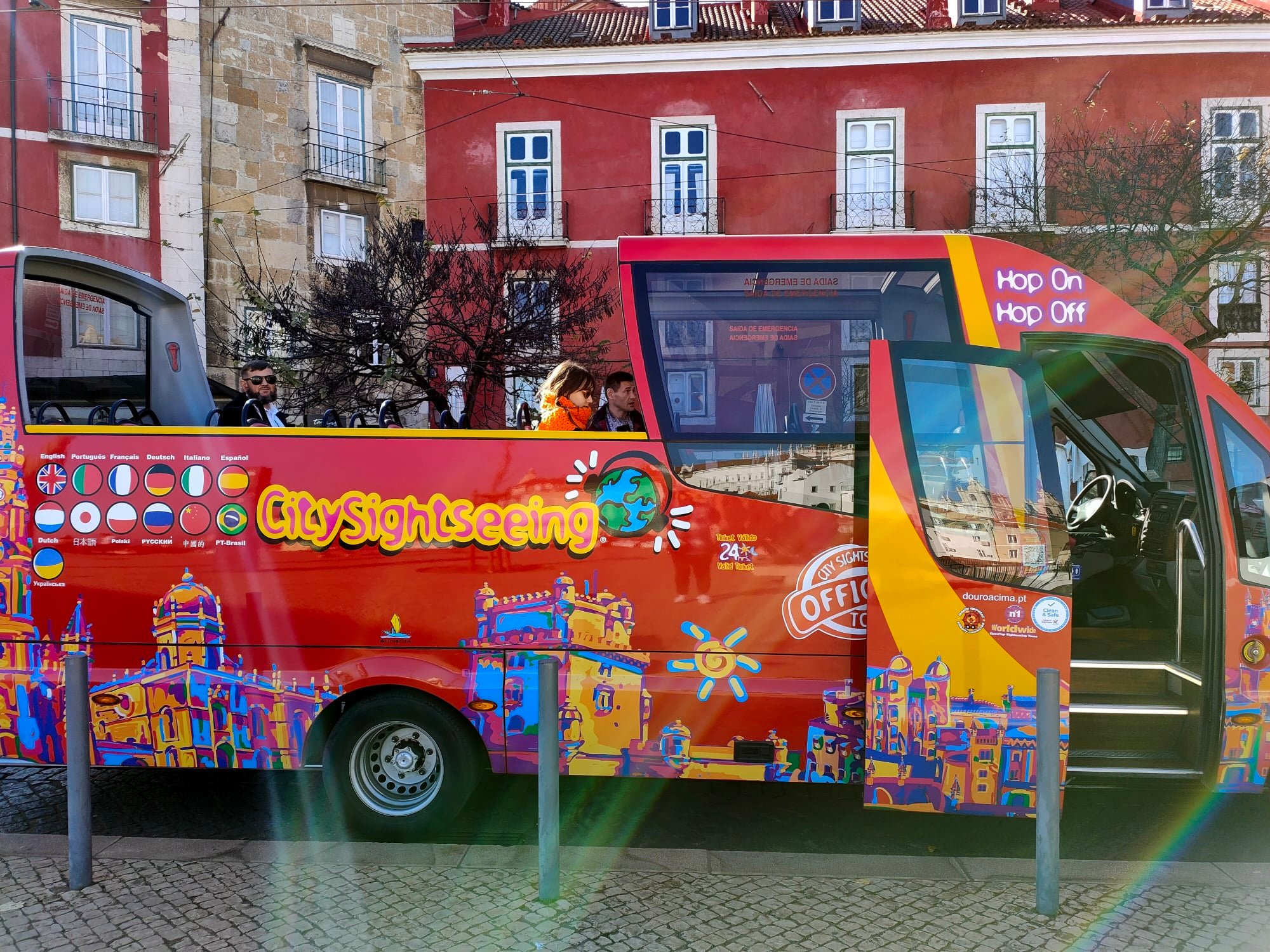 У трьох містах Португалії на туристичних автобусних маршрутах з'явилися українські аудіогіди