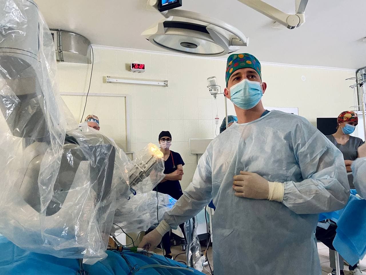 У Львові проводять операцію на стравоході з допомогою робота Da Vinci2