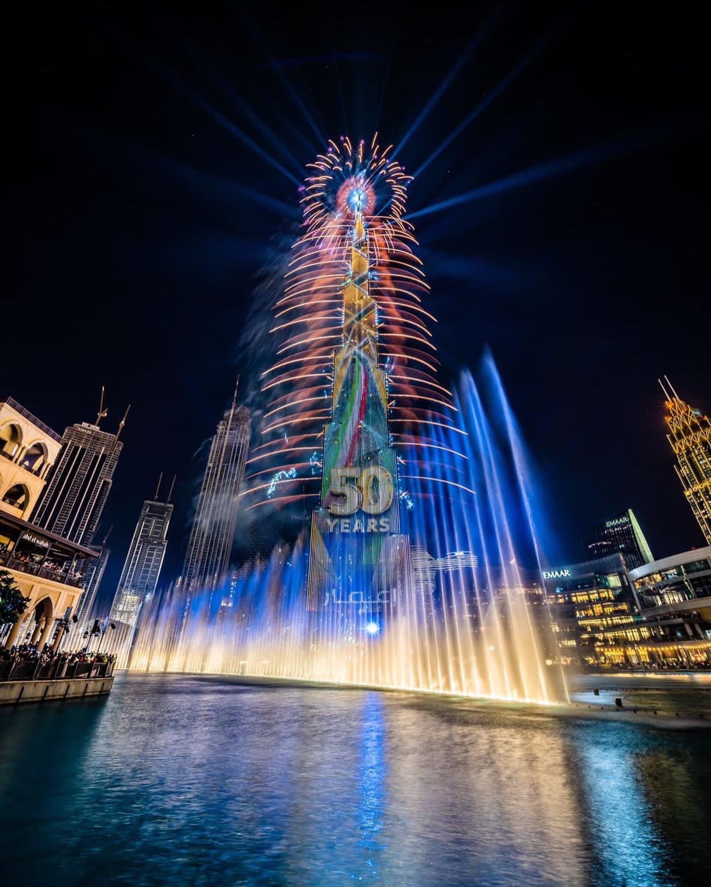 Українці новорічне LED-шоу на найвищій будівлі світу в Дубаї