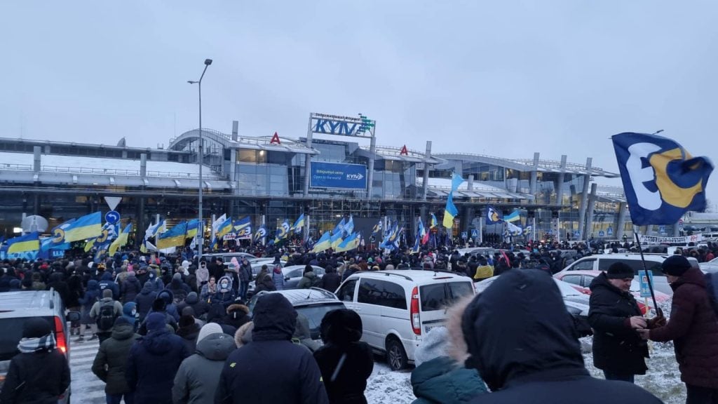 Під аеропортом у Києві зібралися понад тисяча прихильників Порошенка