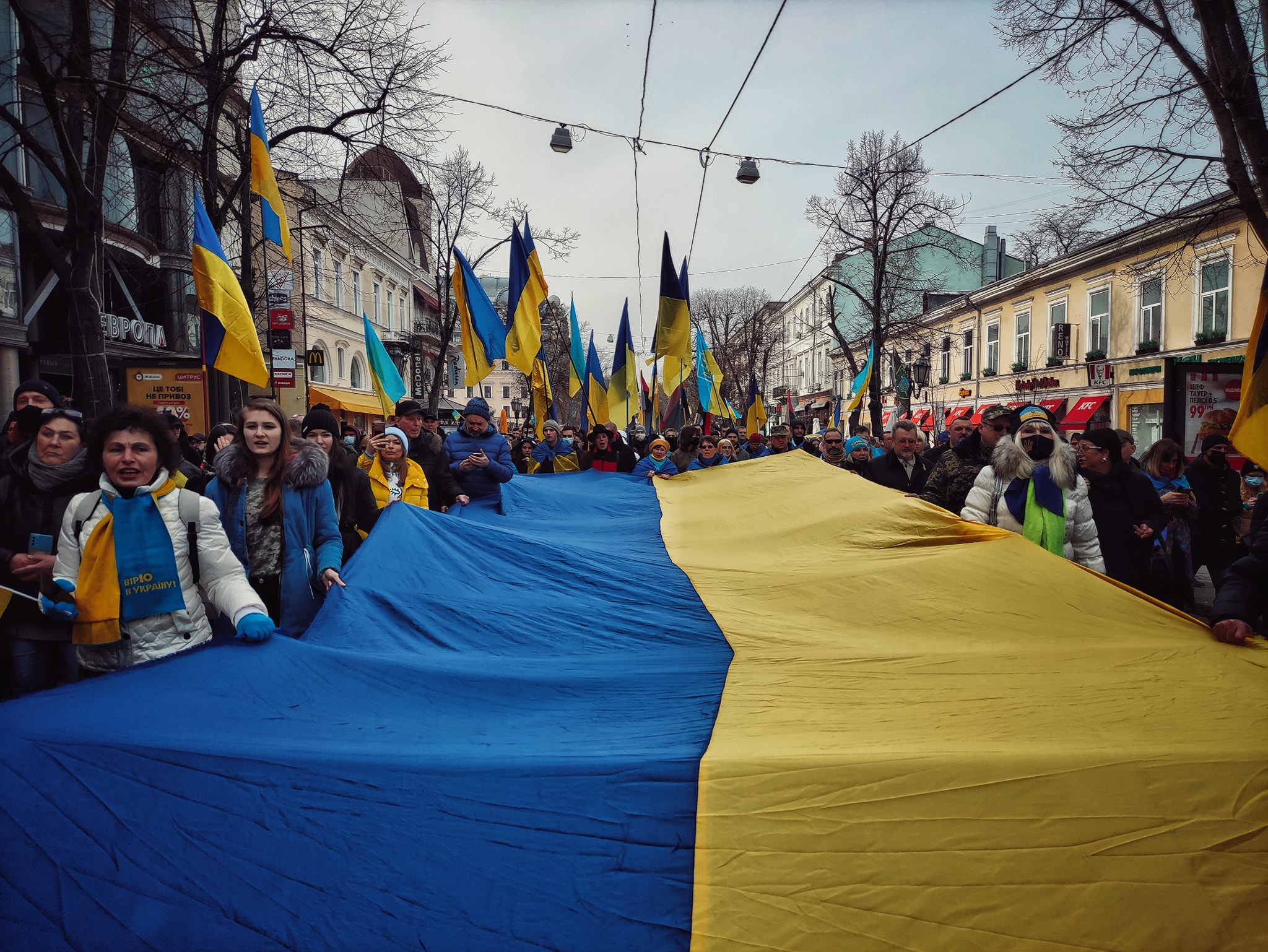 “Вова, не делай маме нервы”: в Одесі тисячі людей вийшли на марш Єдності України
