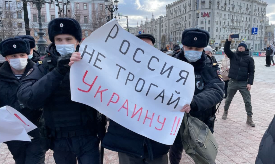 “Росія, не чіпай Україну!”: у Москві пройшов антивоєнний пікет, учасників затримали