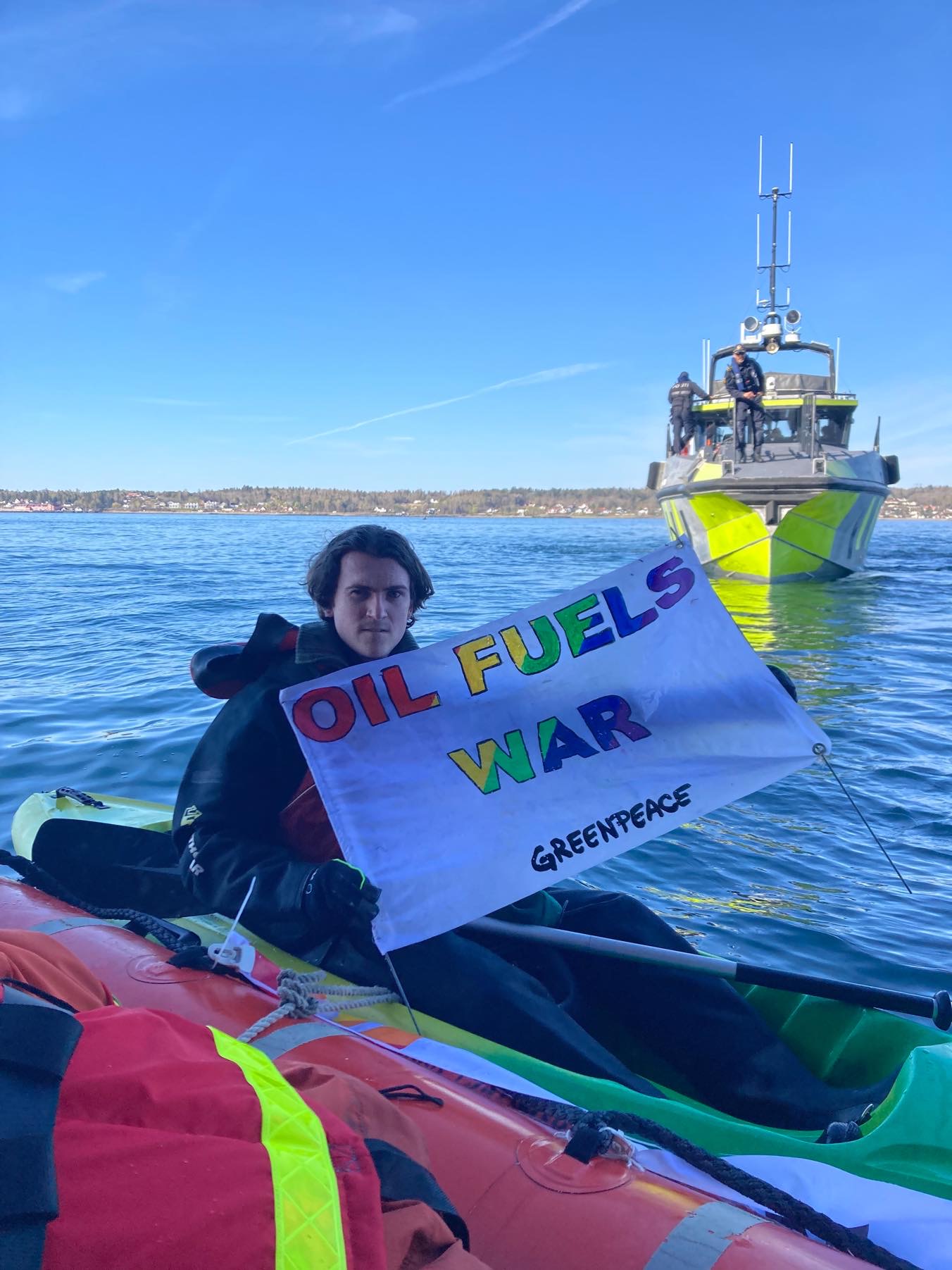 активісти Greenpeace заблокували у Норвегії російський танкер