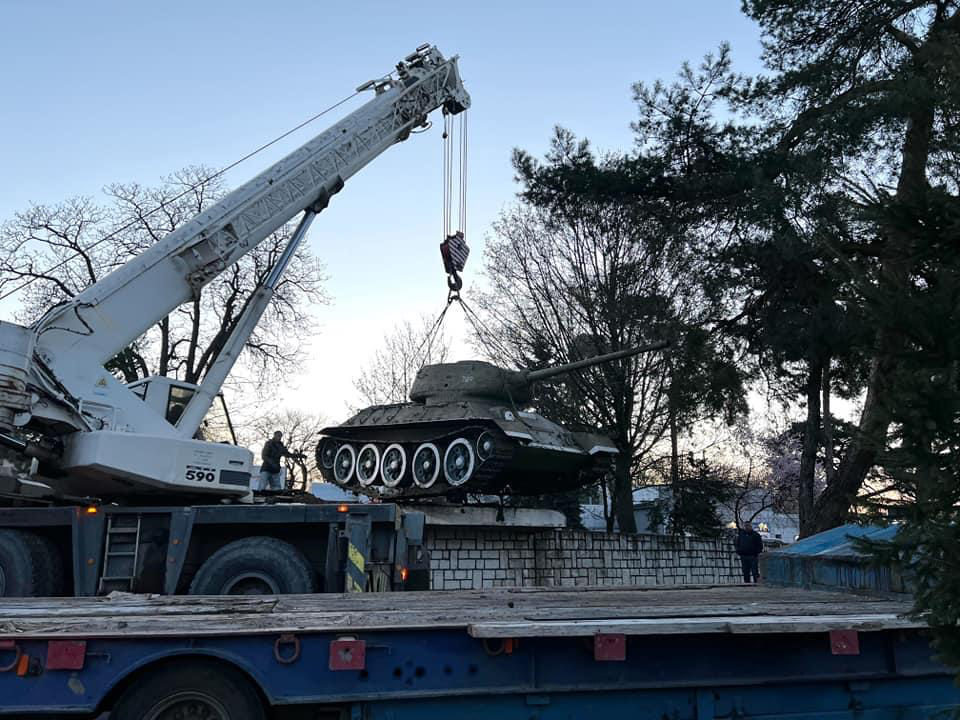 в Мукачево демонтували пам'ятник радянському танку