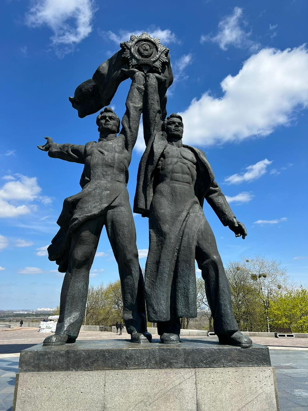 скульптура двох робітників під Аркою дружби народів